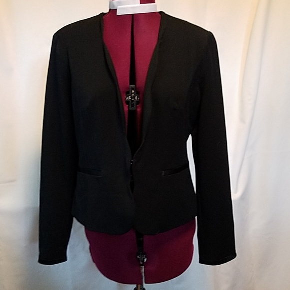 Elle Black Blazer - Picture 1 of 3